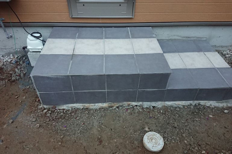 中津市の家の勝手口の階段作り完成